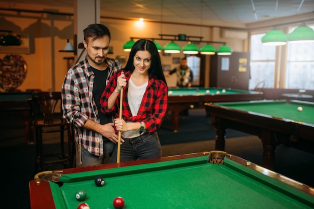 Joueurs de billard masculins et féminins avec queue