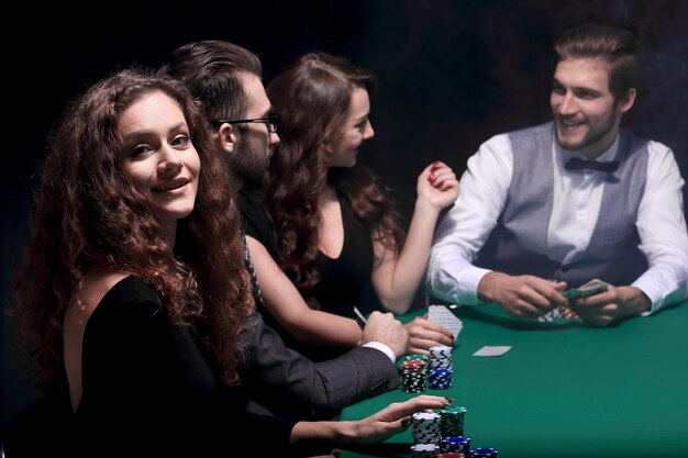 Les joueurs de Closeuppoker assis à une table de casino le concept de chance