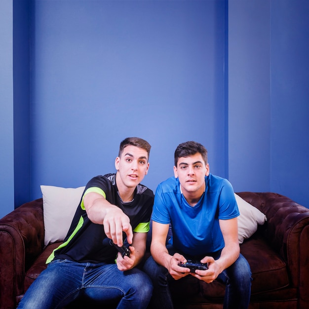 Photo joueurs de console sur le divan