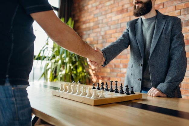 Les joueurs d'échecs se serrent la main avant le match