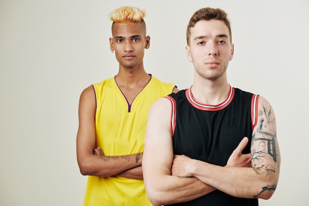Joueurs d'équipe de basket-ball multiethniques confiants
