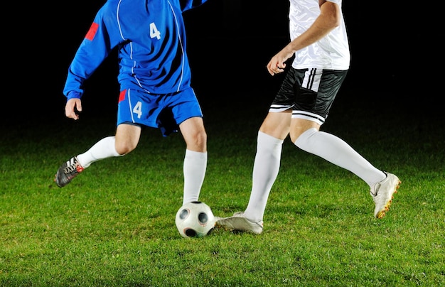 joueurs de football en action pour le ballon