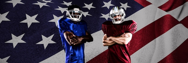 Joueurs de football américain contre gros plan du drapeau américain