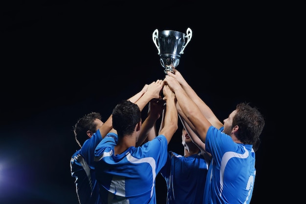 Les joueurs de football célèbrent la victoire.