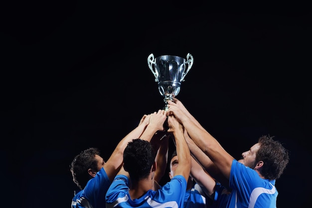 Les joueurs de football célèbrent la victoire.