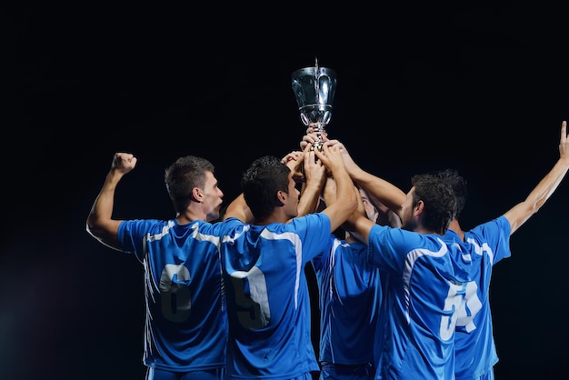 Les joueurs de football célèbrent la victoire.