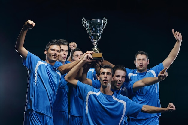 Les joueurs de football célèbrent la victoire.