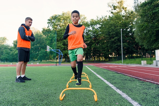 joueurs de football exerçant sur la bonne voie