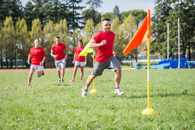 Joueurs de football s'entraînant sur le terrain de football