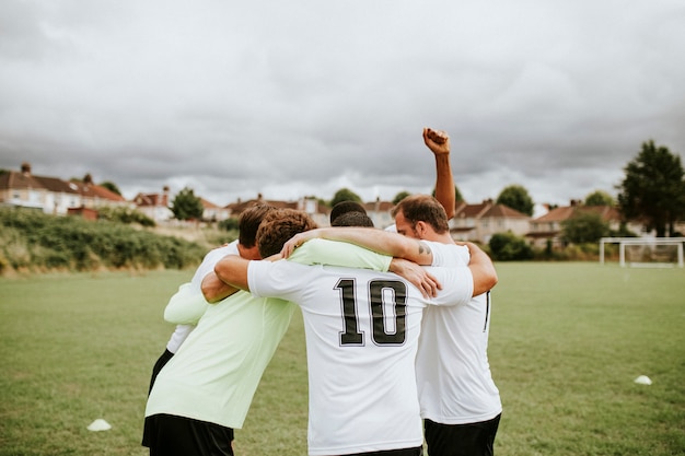 Les joueurs de football se blottissent avant un match