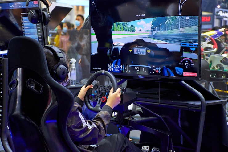 Photo les joueurs jouent à des jeux de course sur un simulateur de voiture avec un fond de volant.