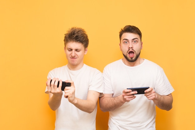 Les Joueurs Jouent à Des Jeux Mobiles Sur Smartphone