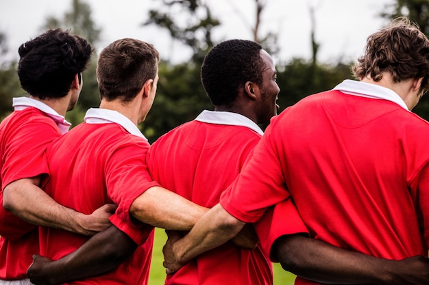 Les joueurs de rugby debout ensemble avant le match