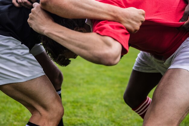 Photo les joueurs de rugby font une mêlée