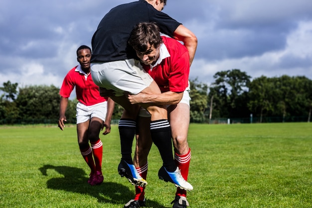 Joueurs de rugby s&#39;attaquant pendant le jeu