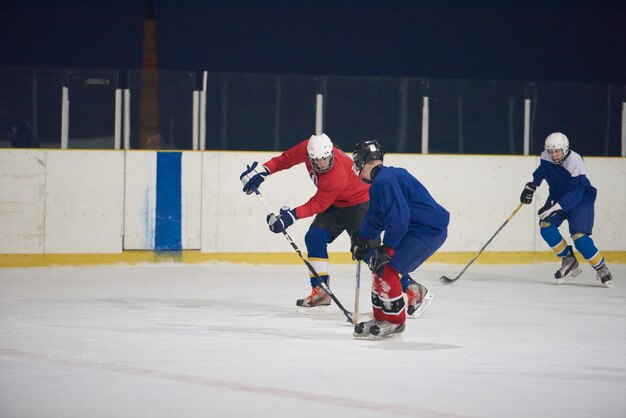 joueurs de sport de hockey sur glace en action, concpet de compétition commerciale