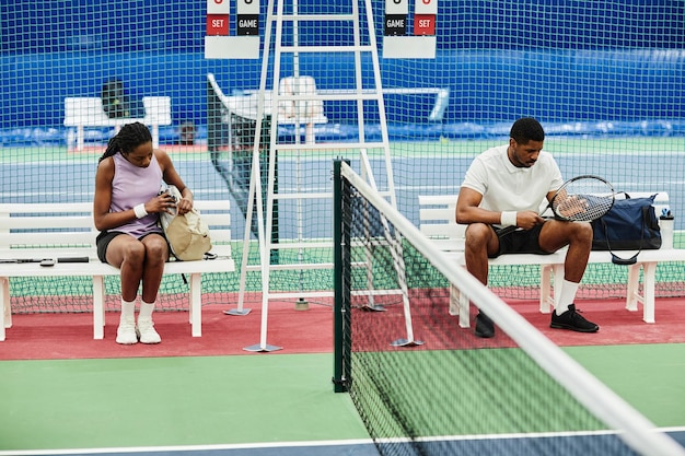 Joueurs de tennis en cour