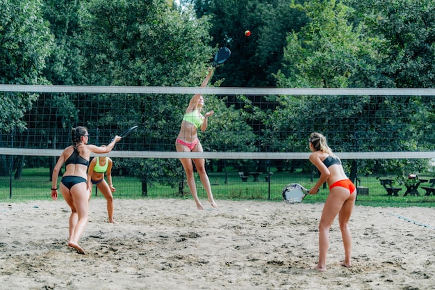 Joueurs de tennis de plage au filet