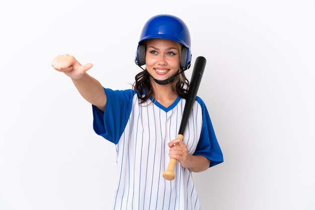 Joueuse de baseball russe avec casque et batte isolé sur fond blanc donnant un geste du pouce vers le haut