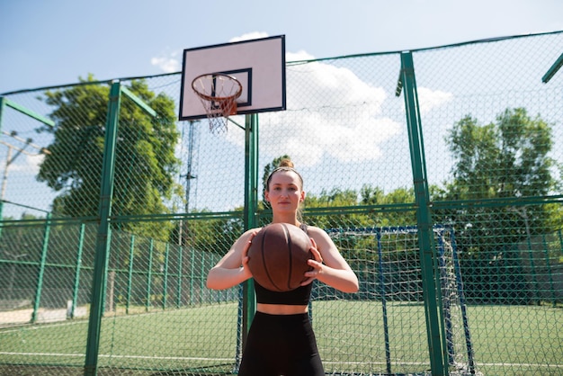 Joueuse de basket athlétique lançant une balle vers le filet