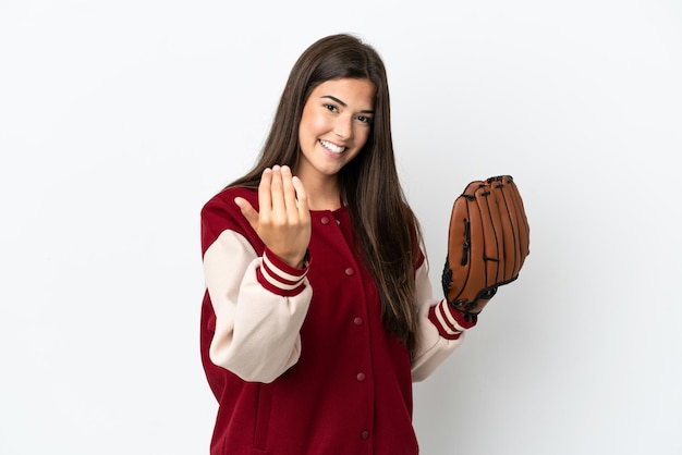 Joueuse brésilienne avec gant de baseball isolé sur fond blanc invitant à venir avec la main. Heureux que tu sois venu