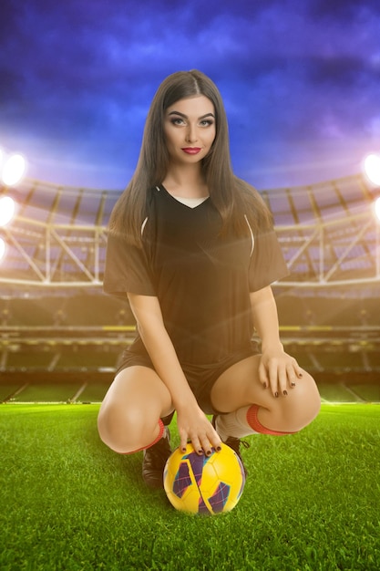 Photo joueuse de football femme avec ballon de football au stade