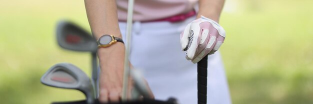 Joueuse de golf professionnelle choisissant le club de golf du sac