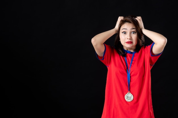 Joueuse avec médaille d'or sur dark