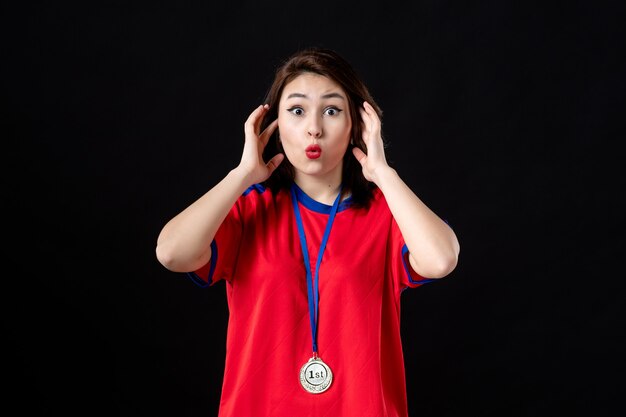 Joueuse avec médaille d'or sur fond noir