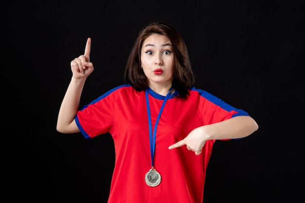 Joueuse avec médaille d'or sur fond noir