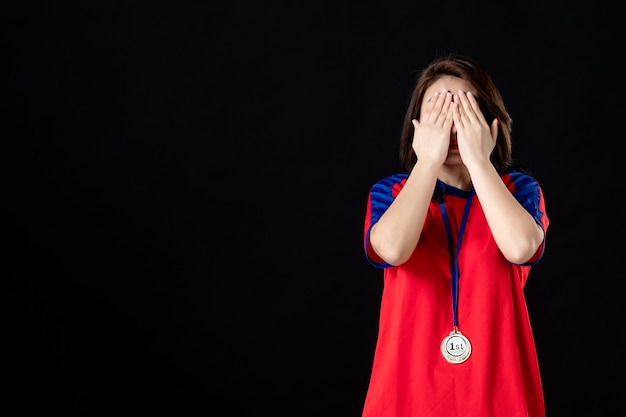 Joueuse avec médaille d'or sur fond noir