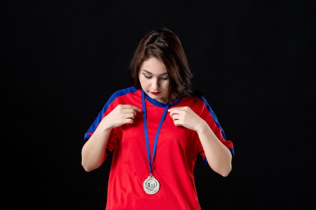 Joueuse avec médaille d'or sur fond noir