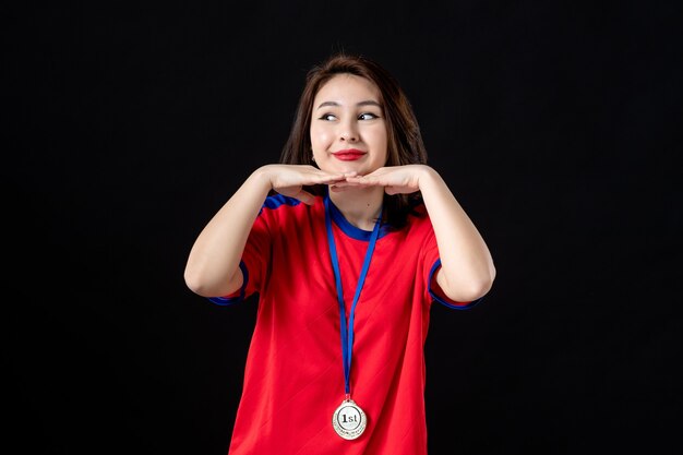 Joueuse avec médaille d'or sur fond noir