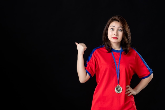 Joueuse avec médaille d'or sur fond noir