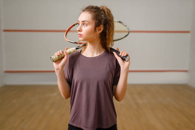 Joueuse avec raquette de squash en action