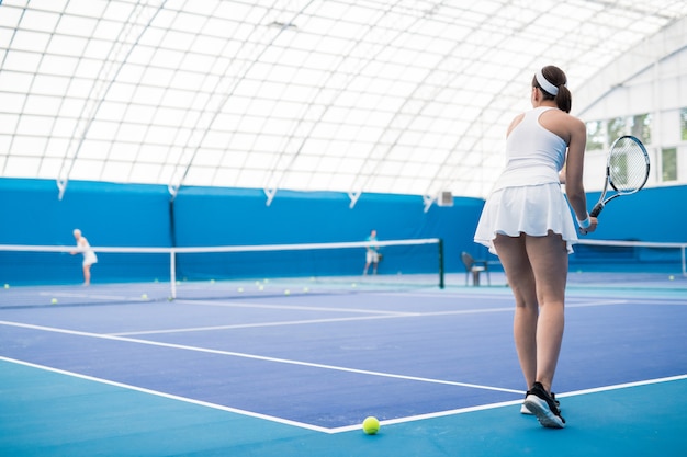 Joueuse de tennis en cour