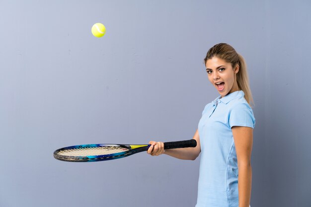 joueuse de tennis fille sur mur gris