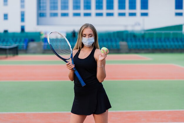 Joueuse De Tennis Jouant Avec Un Masque De Protection Sur La Cour