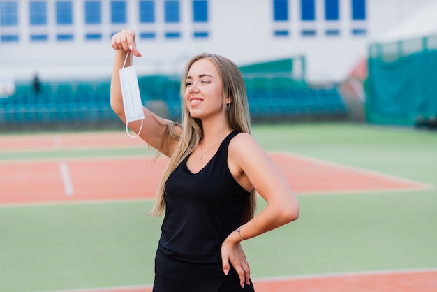 Joueuse de tennis jouant avec un masque de protection