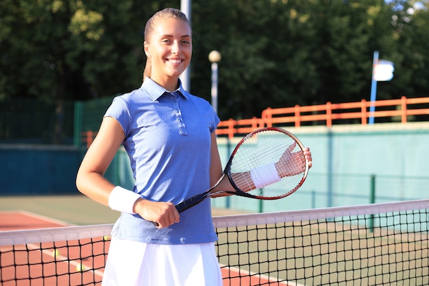 Joueuse de tennis montrant un geste oui après avoir remporté le point, match réussi.