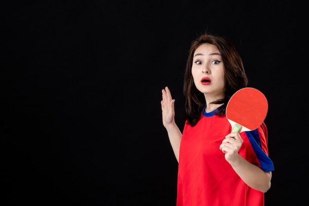 Joueuse de tennis avec petite raquette sur noir