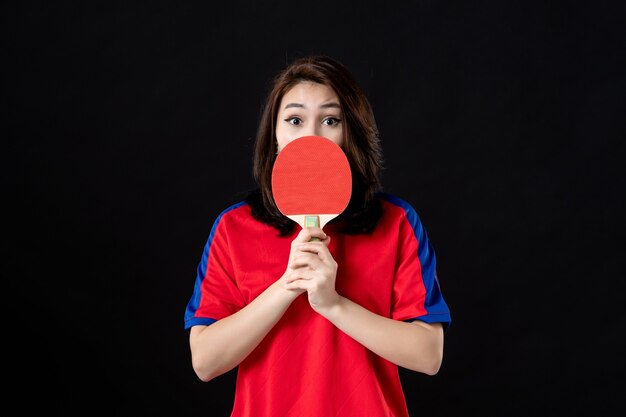 Joueuse de tennis avec raquette sur noir