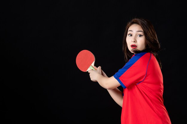 Joueuse de tennis avec raquette sur noir