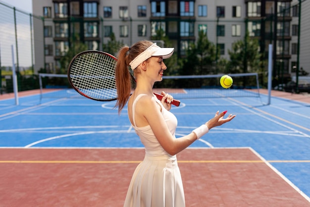joueuse de tennis en uniforme tenant une raquette sur un terrain de tennis bleu athlète féminine jouant au tennis