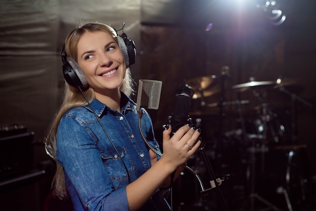 Jouez sur une superbe chanteuse féminine chantant en studio