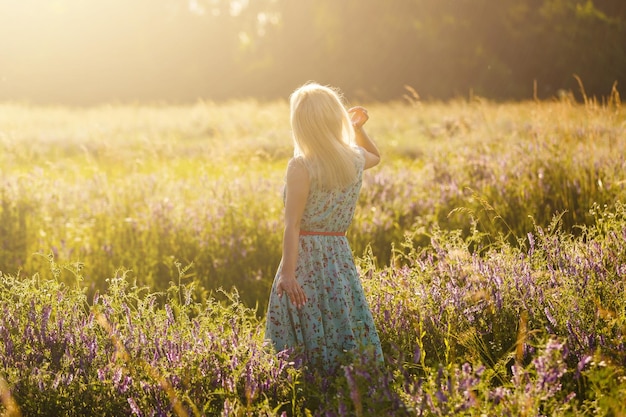 Jouissance. Femme Heureuse Gratuite Profitant De La Nature. Fille de beauté en plein air. Notion de liberté