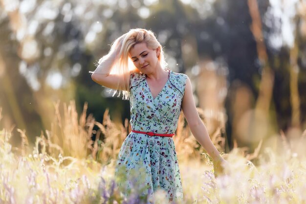 Jouissance. Femme Heureuse Gratuite Profitant De La Nature. Fille de beauté en plein air. Notion de liberté