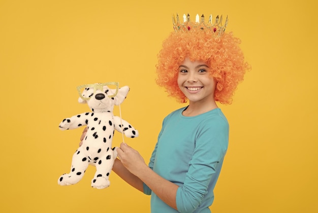 Jouons à la fête d'anniversaire des filles heureux drôle enfant en perruque frisée et couronne imaginez-vous une reine