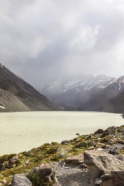 Jour brumeux au lac Hooker ile sud Nouvelle Zelande