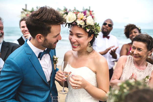 Jour du mariage du jeune couple caucasien